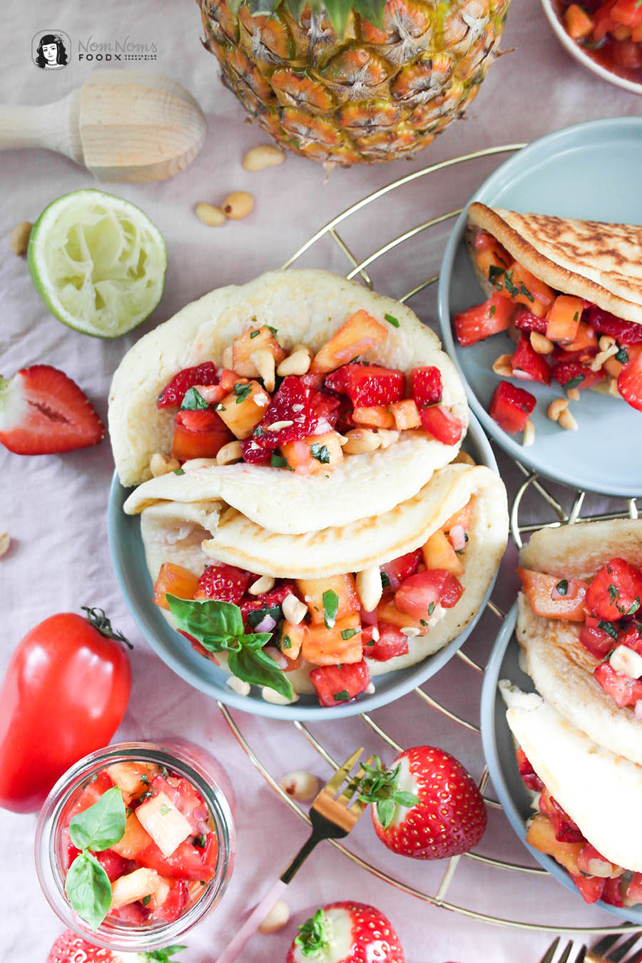 Herzhaft-süße Pfannkuchen-Frühstück-Tacos mit Erdbeer-Ananas-Salsa und knackigen Erdnüssen