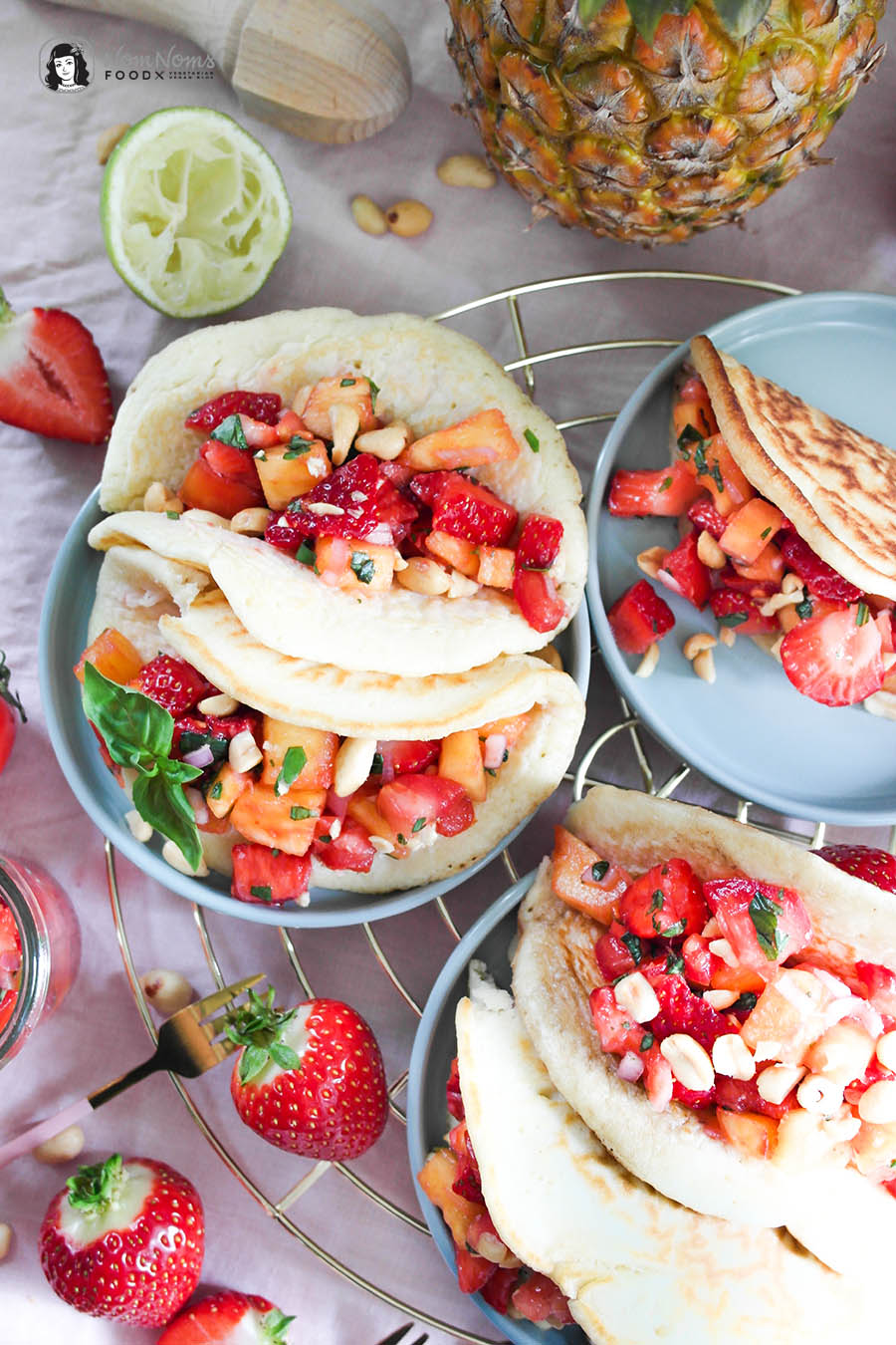 Herzhaft-süße Pfannkuchen-Frühstück-Tacos mit Erdbeer-Ananas-Salsa und knackigen Erdnüssen