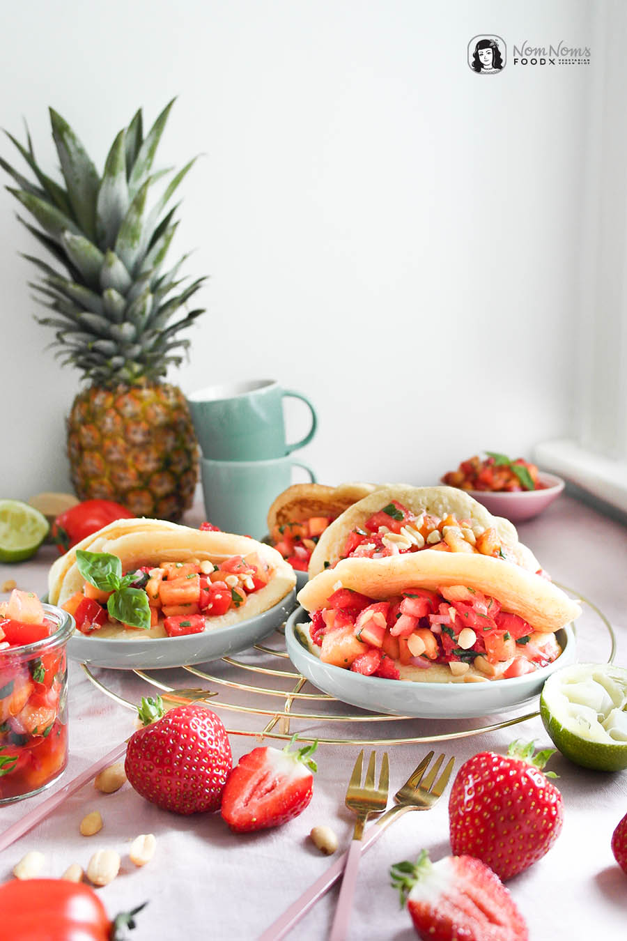 Herzhaft-süße Pfannkuchen-Frühstück-Tacos mit Erdbeer-Ananas-Salsa und knackigen Erdnüssen