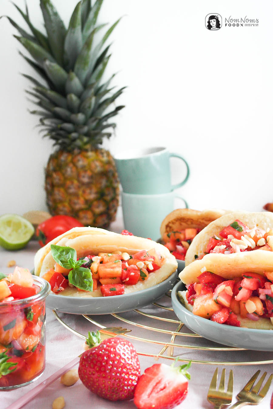 Herzhaft-süße Pfannkuchen-Frühstück-Tacos mit Erdbeer-Ananas-Salsa und knackigen Erdnüssen