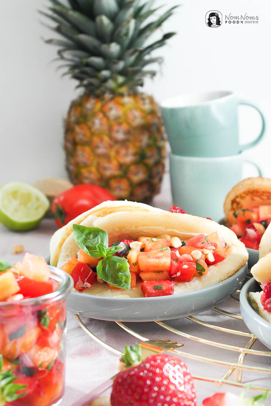 Herzhaft-süße Pfannkuchen-Frühstück-Tacos mit Erdbeer-Ananas-Salsa und knackigen Erdnüssen