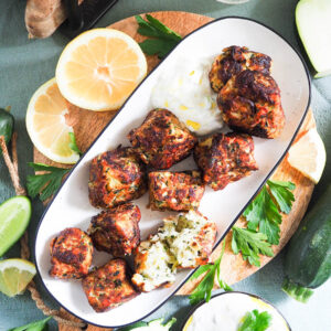 Griechische Zucchini-Bällchen Kolokithokeftedes mit Tzatziki wie auf Kreta Zucchini Fix auf dem Tisch