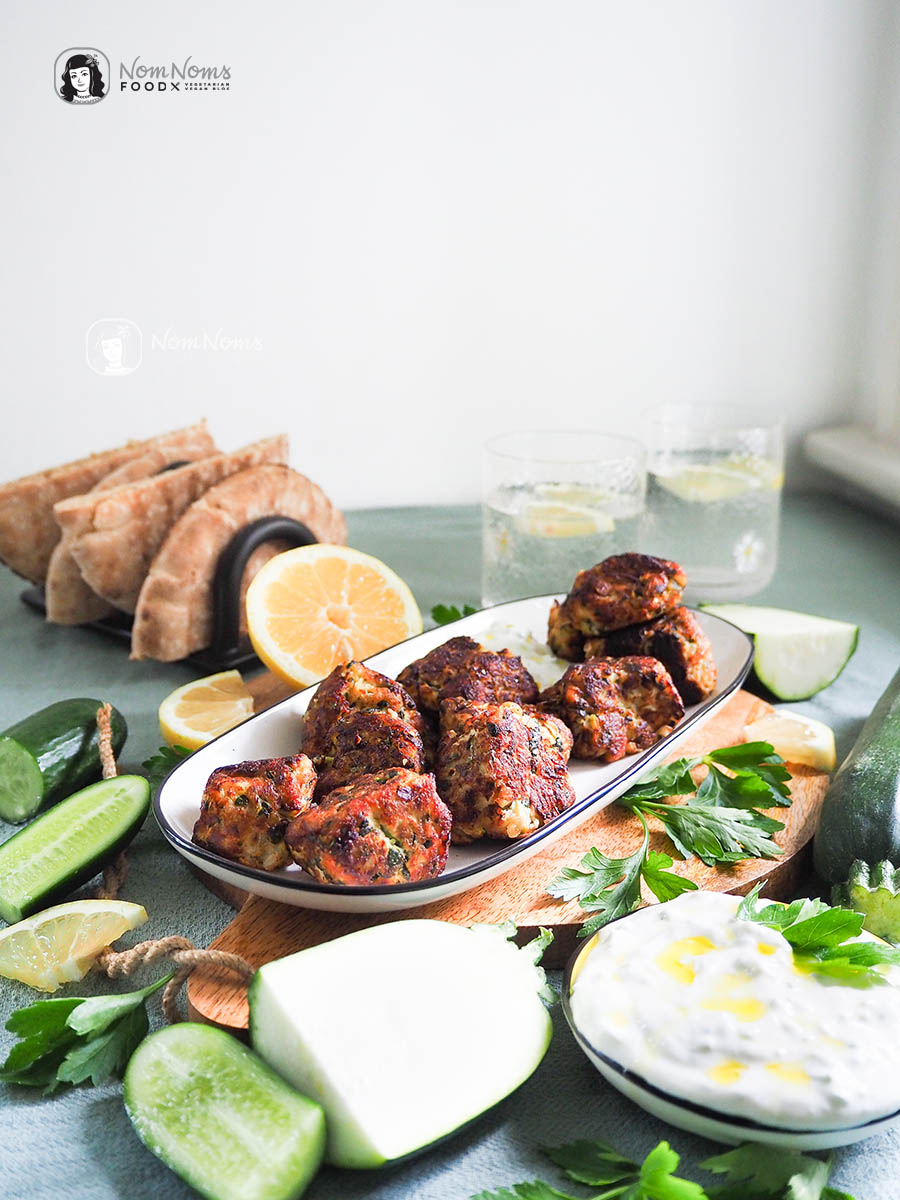 Griechische Zucchini-Bällchen Kolokithokeftedes mit Tzatziki wie auf Kreta Zucchini Fix auf dem Tisch