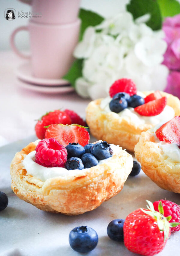 Knusprige Blätterteig-Körbchen mit fluffiger Mascarpone-Quark-Creme und fruchtigen Beeren | Croissant Buns ❤