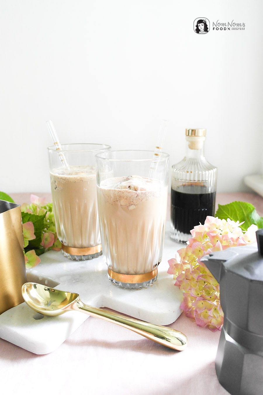 Vanille-Eis Eiskaffee mit Vanille-Kaffee-Sirup bzw. -konzentrat