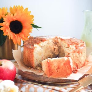 Einfacher, saftiger und fluffiger Apfelkuchen mit Zuckerkruste und Vanille-Soße