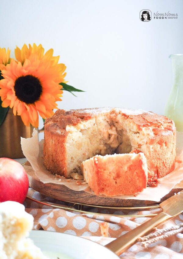 Einfacher, saftiger und fluffiger Apfelkuchen mit Zuckerkruste und Vanille-Soße ❤