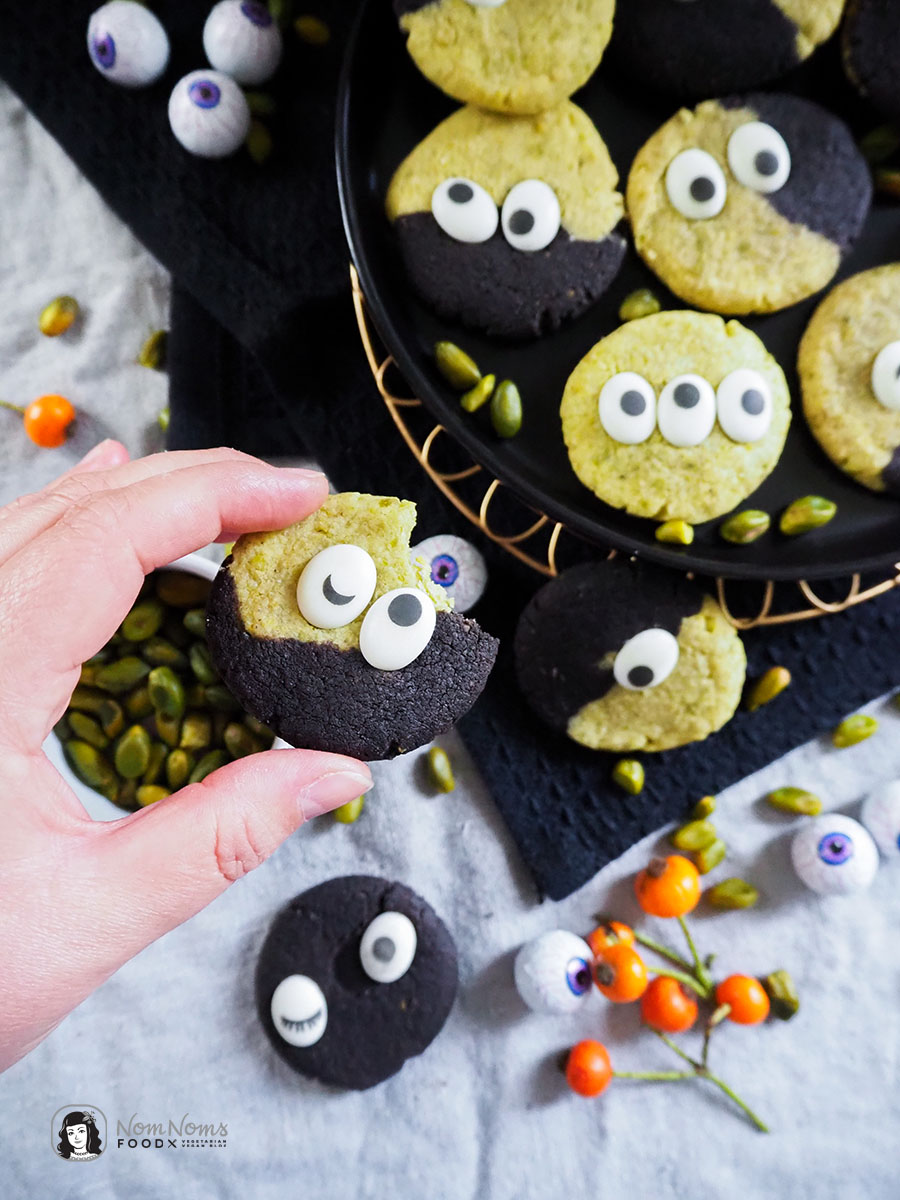 Schwarz-grüne Pistazienkekse mit schwarzem Kakao Gruselige Monsterkekse Halloween