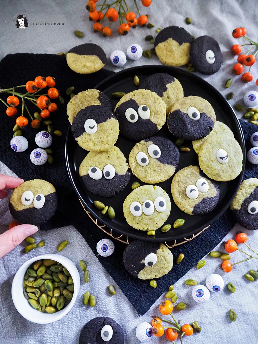 Schwarz-grüne Pistazienkekse mit schwarzem Kakao Gruselige Monsterkekse Halloween