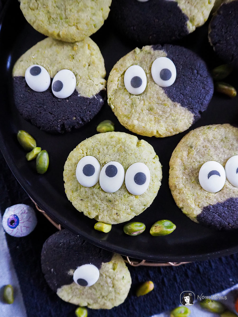 Schwarz-grüne Pistazienkekse mit schwarzem Kakao Gruselige Monsterkekse Halloween