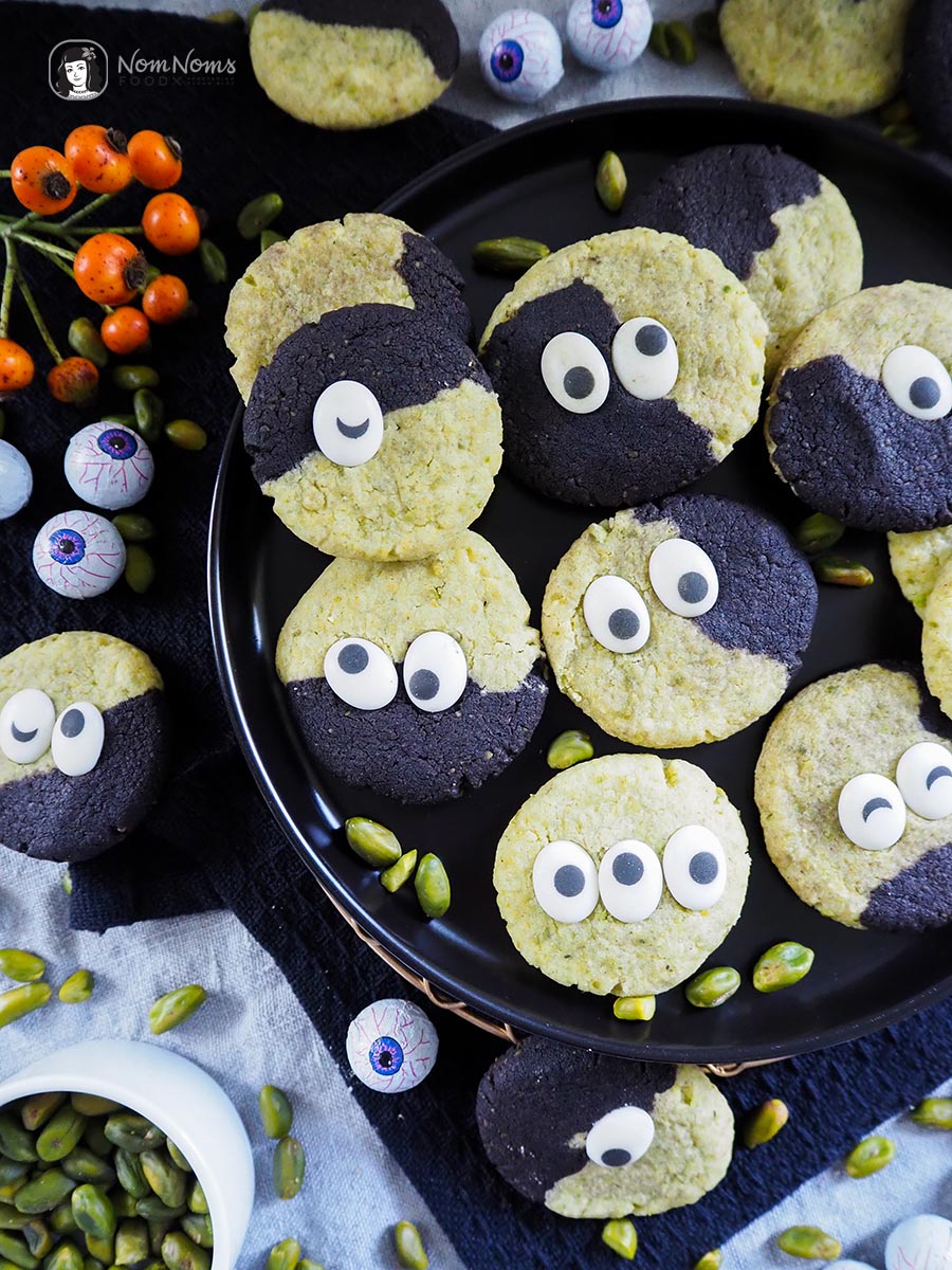 Schwarz-grüne Pistazienkekse mit schwarzem Kakao Gruselige Monsterkekse Halloween