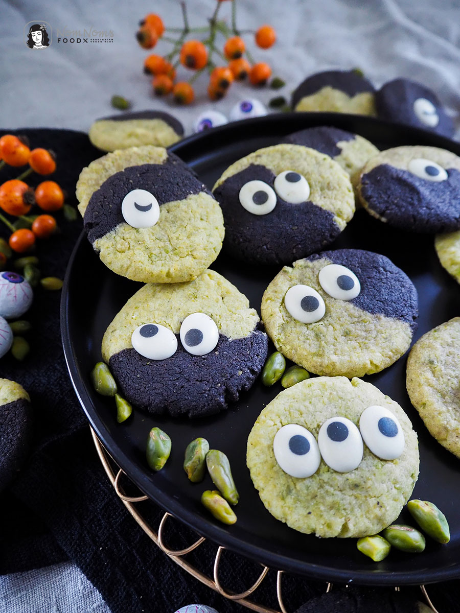 Schwarz-grüne Pistazienkekse mit schwarzem Kakao Gruselige Monsterkekse Halloween