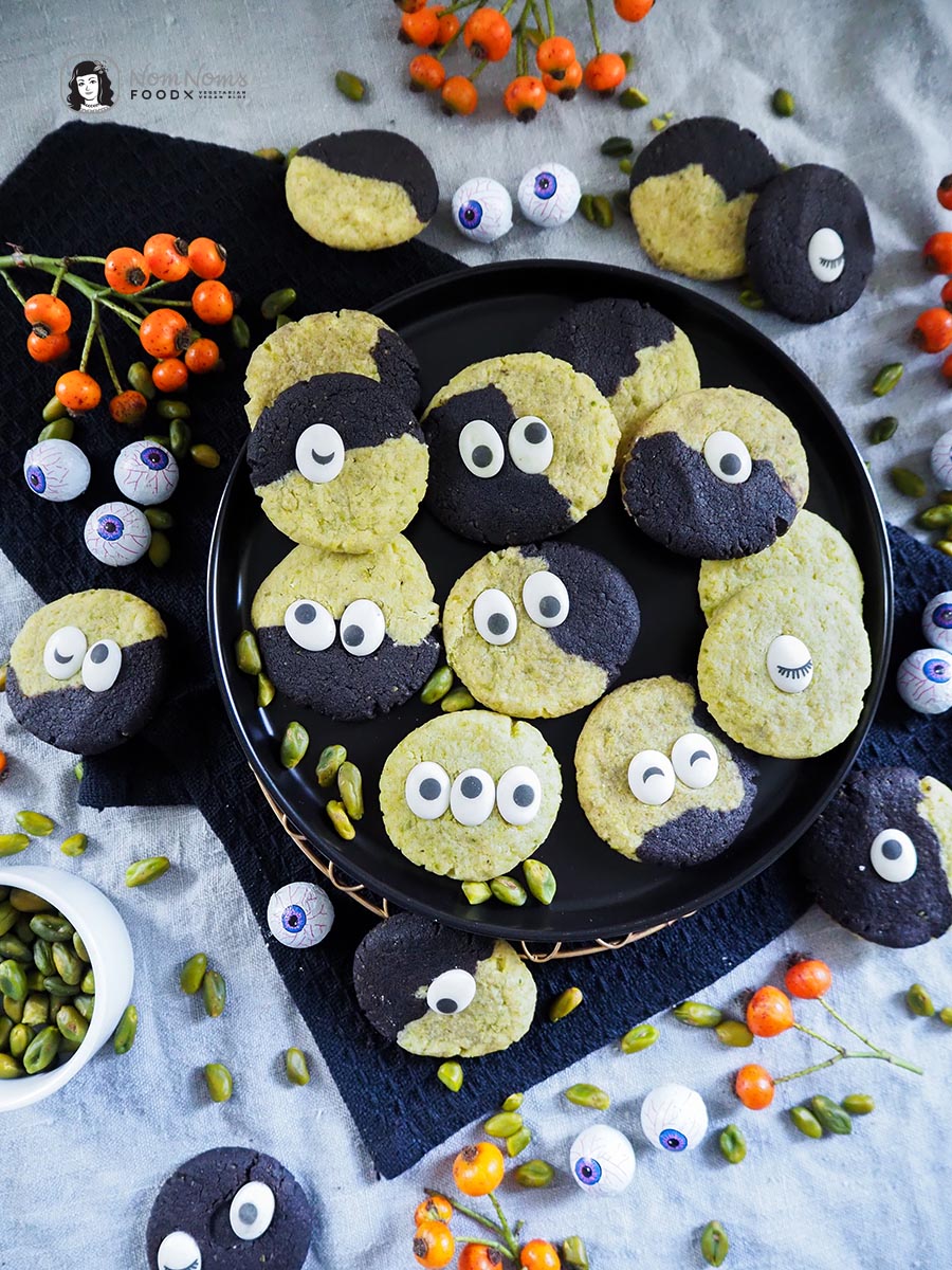 Schwarz-grüne Pistazienkekse mit schwarzem Kakao Gruselige Monsterkekse Halloween