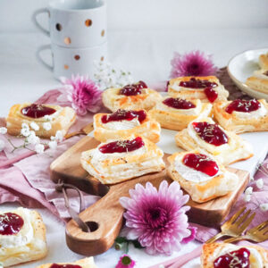 Blätterteig-Häppchen mit Camembert und Preiselbeeren