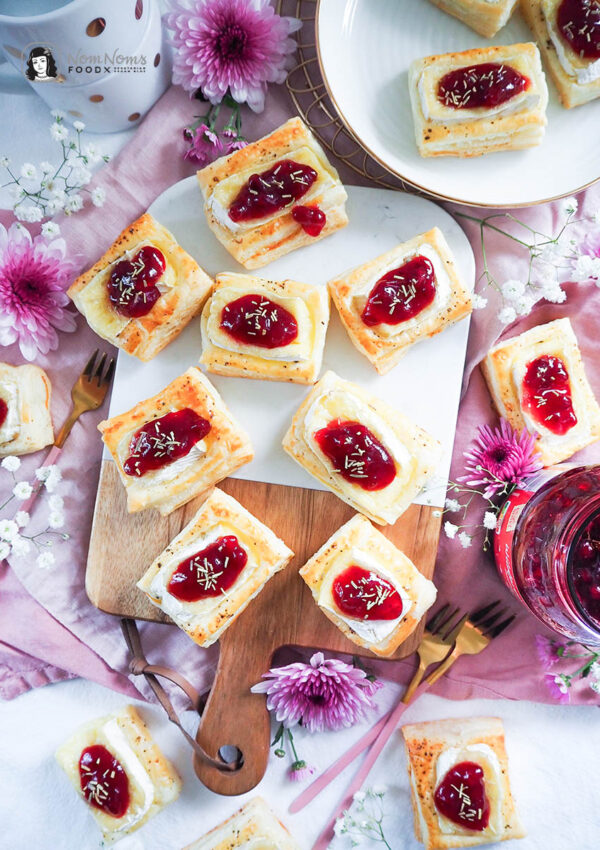 Blätterteig-Häppchen mit Camembert und Preiselbeeren ❤