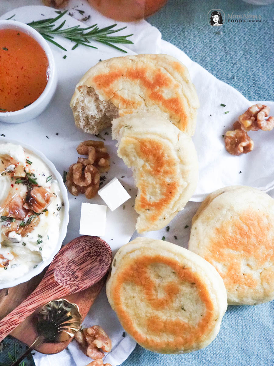 Festlich köstlich: Cremiger Whipped Feta-Rosmarin-Dip mit scharfem Honig (hot honey), Rosmarin und kandierten Walnüssen dazu Rosmarin-Pita-Brote aus der Pfanne