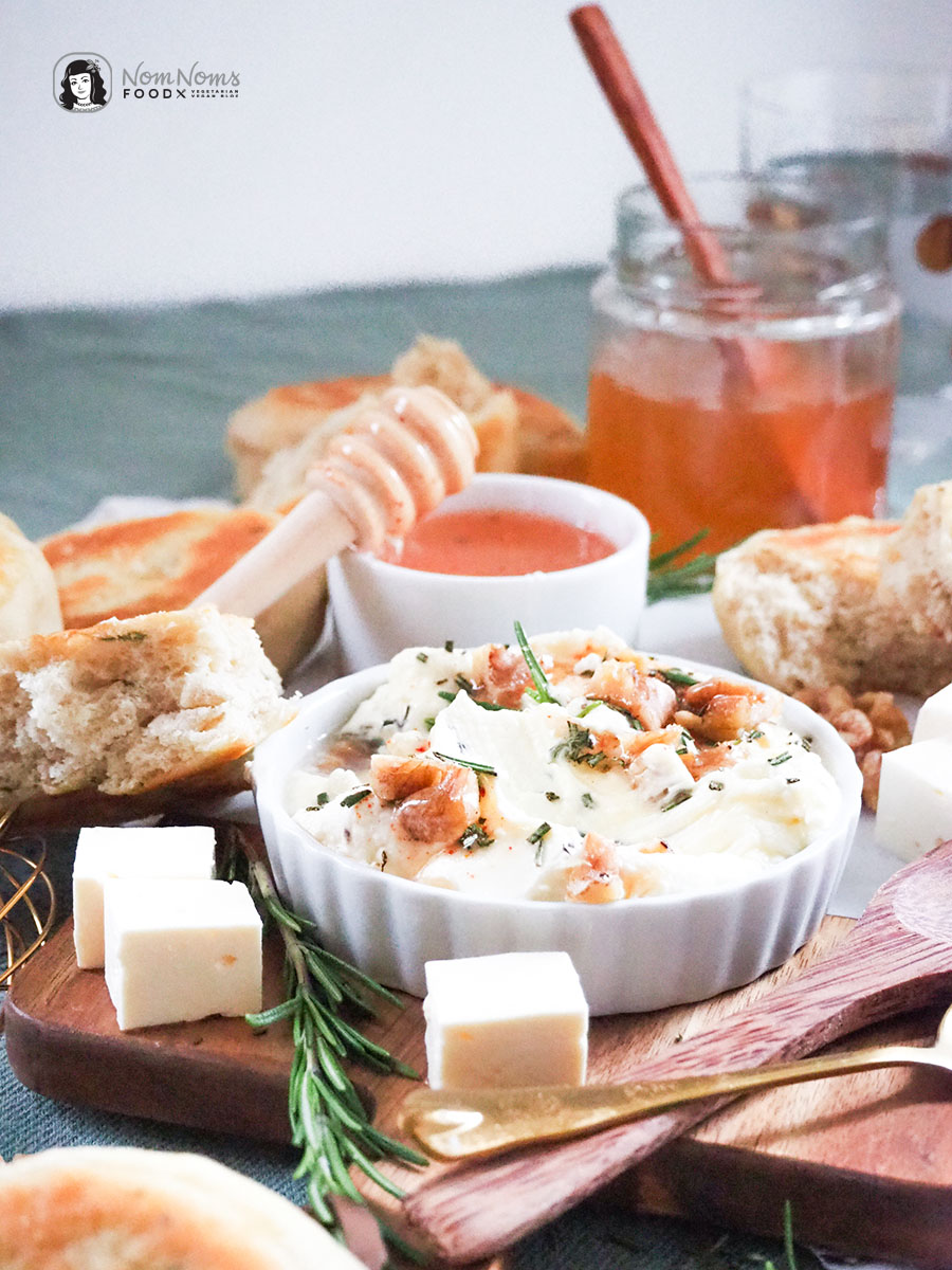 Festlich köstlich: Cremiger Whipped Feta-Rosmarin-Dip mit scharfem Honig (hot honey), Rosmarin und kandierten Walnüssen dazu Rosmarin-Pita-Brote aus der Pfanne