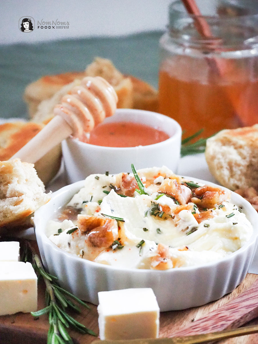 Festlich köstlich: Cremiger Whipped Feta-Rosmarin-Dip mit scharfem Honig (hot honey), Rosmarin und kandierten Walnüssen dazu Rosmarin-Pita-Brote aus der Pfanne