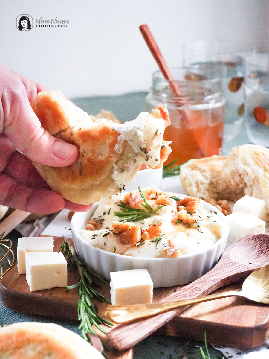 Festlich köstlich: Cremiger Whipped Feta-Rosmarin-Dip mit scharfem Honig (hot honey), Rosmarin und kandierten Walnüssen dazu Rosmarin-Pita-Brote aus der Pfanne