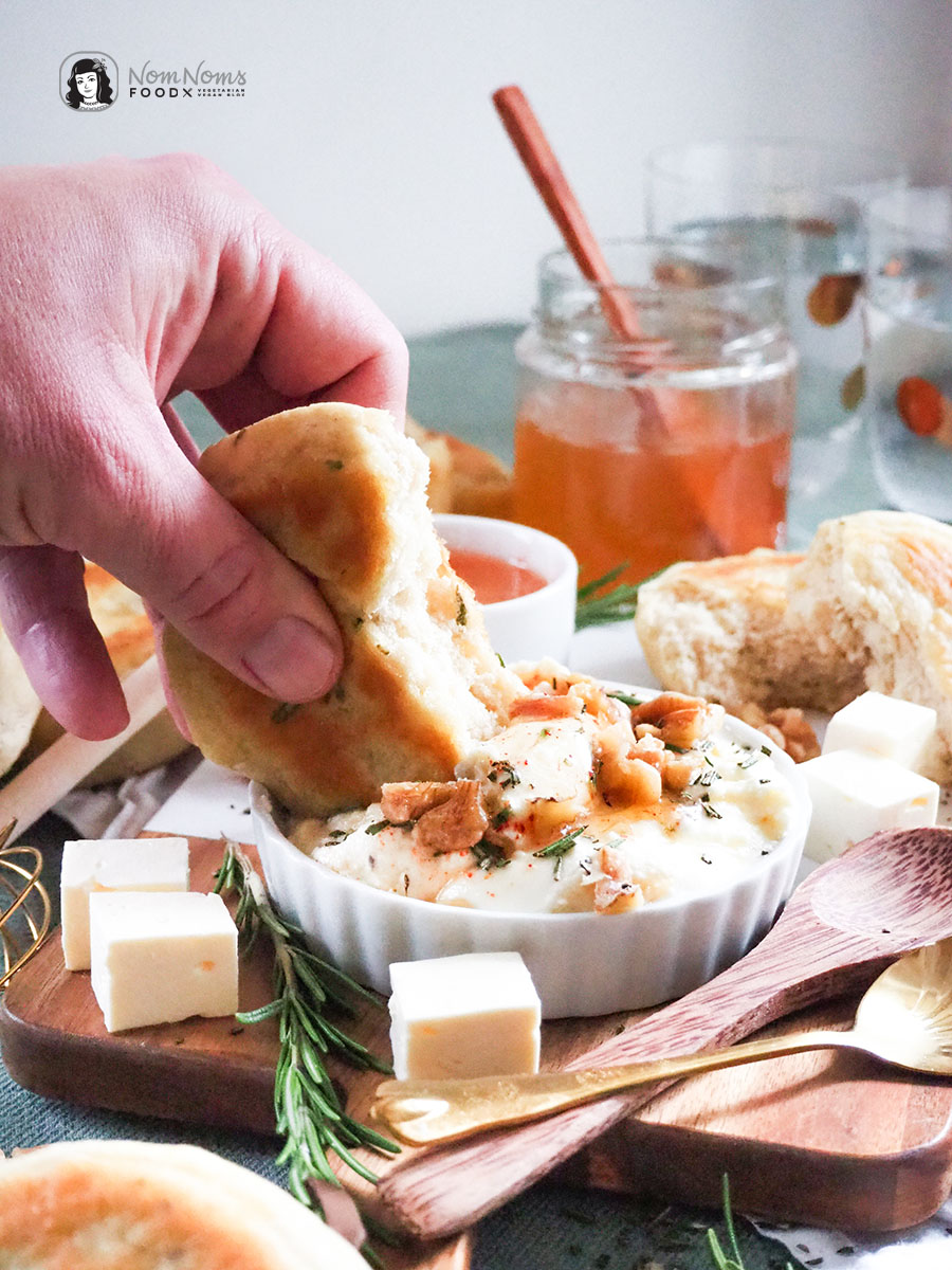 Festlich köstlich: Cremiger Whipped Feta-Rosmarin-Dip mit scharfem Honig (hot honey), Rosmarin und kandierten Walnüssen dazu Rosmarin-Pita-Brote aus der Pfanne
