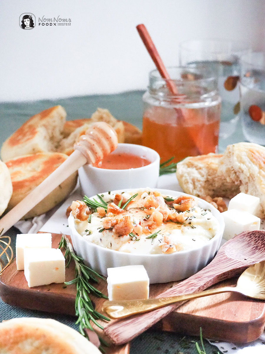 Festlich köstlich: Cremiger Whipped Feta-Rosmarin-Dip mit scharfem Honig (hot honey), Rosmarin und kandierten Walnüssen dazu Rosmarin-Pita-Brote aus der Pfanne