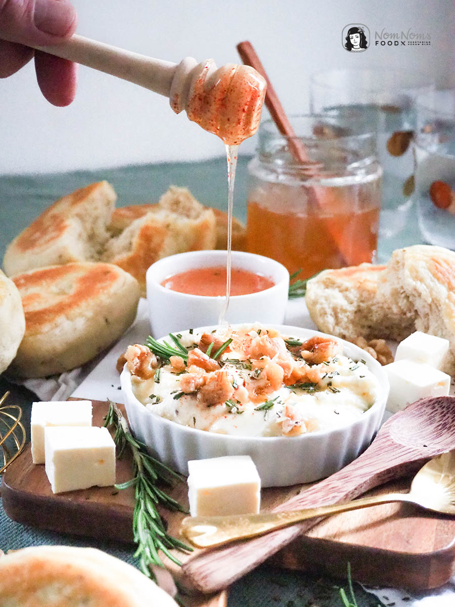 Festlich köstlich: Cremiger Whipped Feta-Rosmarin-Dip mit scharfem Honig (hot honey), Rosmarin und kandierten Walnüssen dazu Rosmarin-Pita-Brote aus der Pfanne