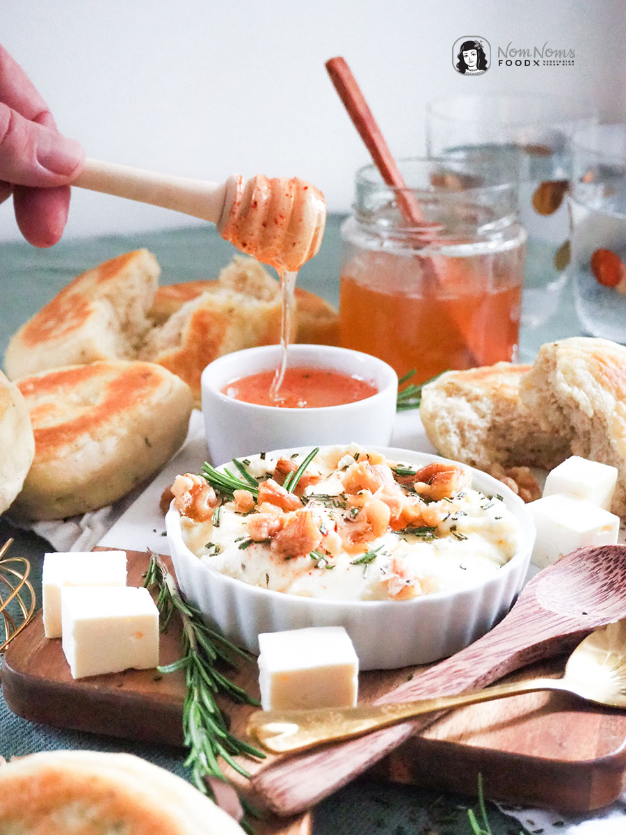 Festlich köstlich: Cremiger Whipped Feta-Rosmarin-Dip mit scharfem Honig (hot honey), Rosmarin und kandierten Walnüssen dazu Rosmarin-Pita-Brote aus der Pfanne