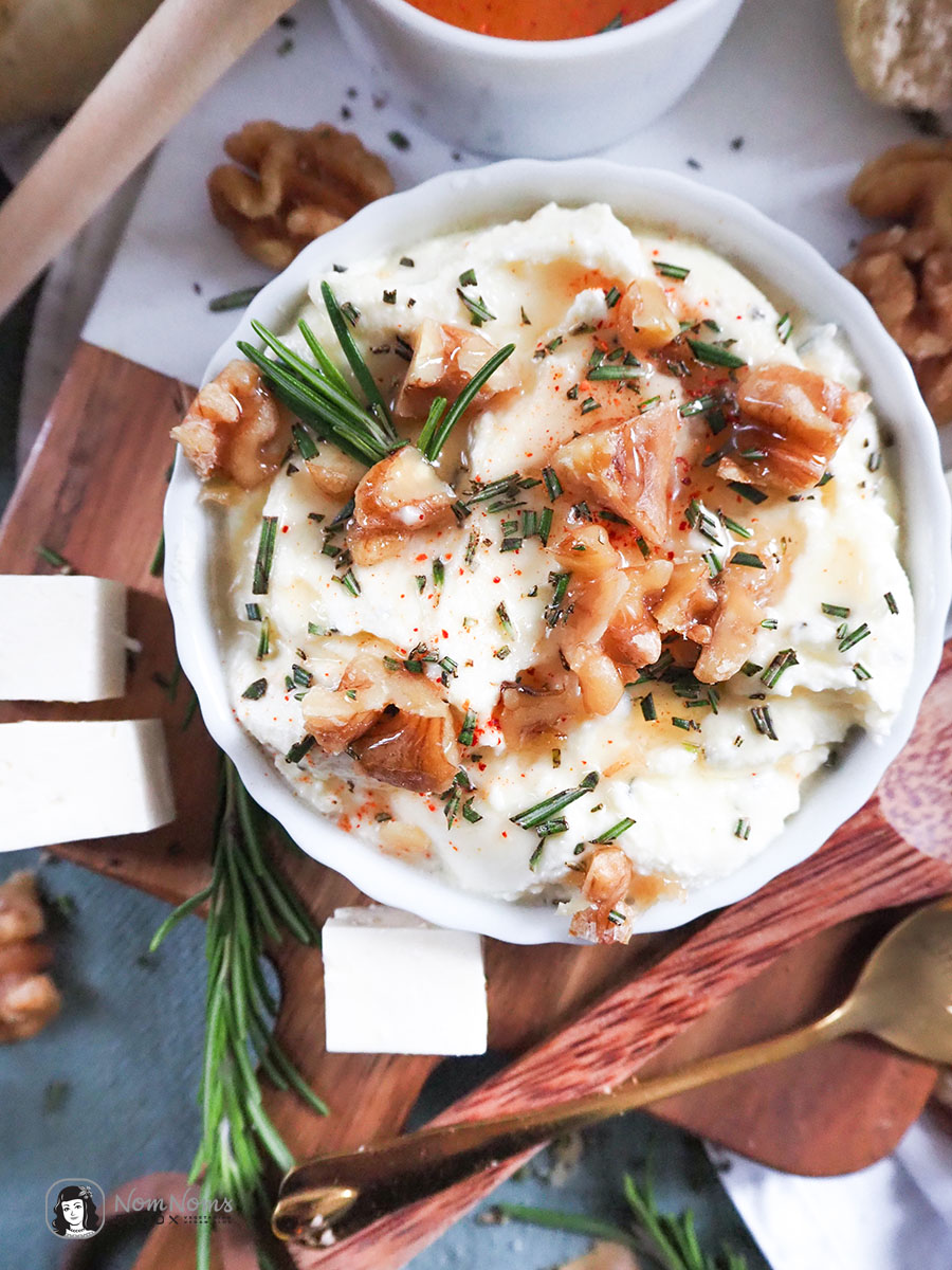 Festlich köstlich: Cremiger Whipped Feta-Rosmarin-Dip mit scharfem Honig (hot honey), Rosmarin und kandierten Walnüssen dazu Rosmarin-Pita-Brote aus der Pfanne