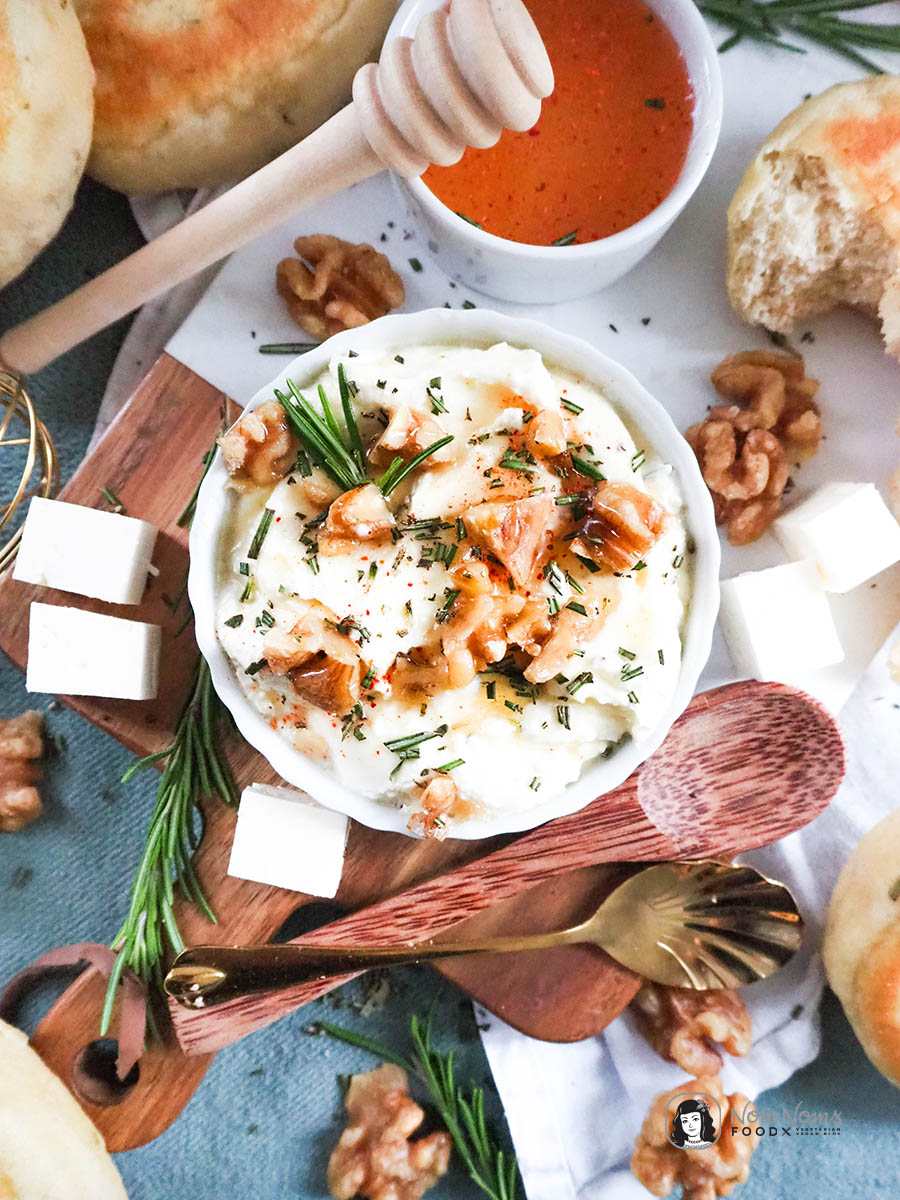 Festlich köstlich: Cremiger Whipped Feta-Rosmarin-Dip mit scharfem Honig (hot honey), Rosmarin und kandierten Walnüssen dazu Rosmarin-Pita-Brote aus der Pfanne