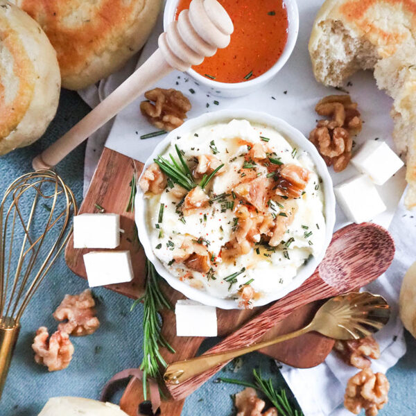 Festlich köstlich: Cremiger Whipped Feta-Rosmarin-Dip mit scharfem Honig (hot honey), Rosmarin und kandierten Walnüssen dazu Rosmarin-Pita-Brote aus der Pfanne ❤