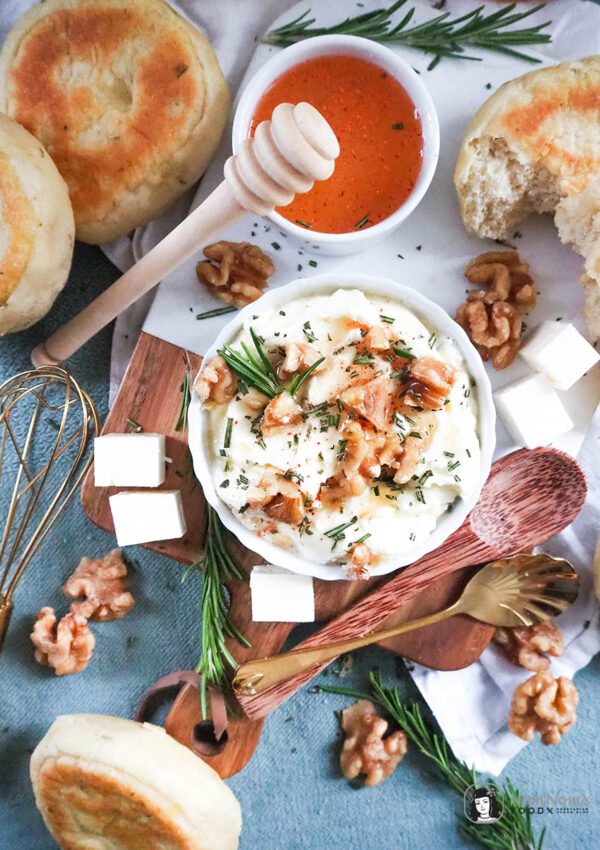 Festlich köstlich: Cremiger Whipped Feta-Rosmarin-Dip mit scharfem Honig (hot honey), Rosmarin und kandierten Walnüssen dazu Rosmarin-Pita-Brote aus der Pfanne ❤