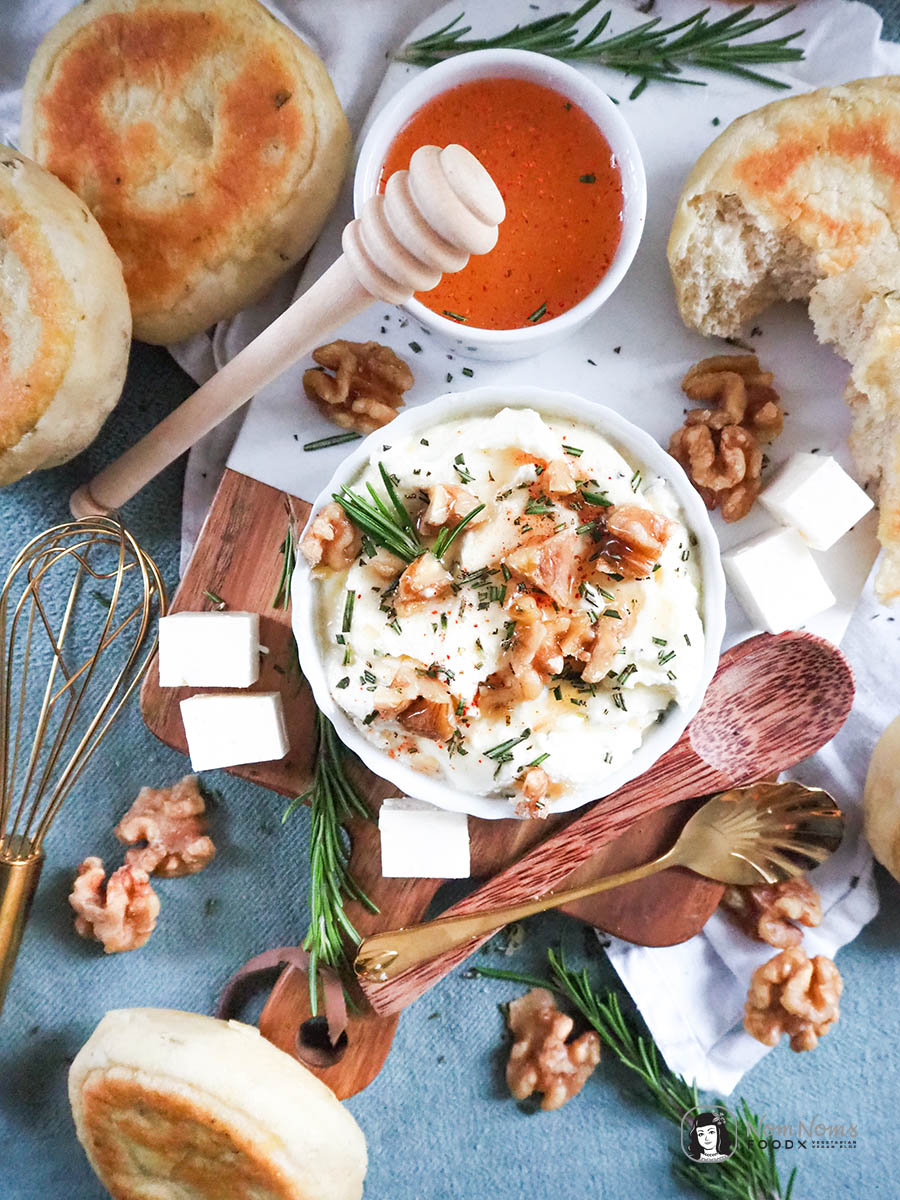 Festlich köstlich: Cremiger Whipped Feta-Rosmarin-Dip mit scharfem Honig (hot honey), Rosmarin und kandierten Walnüssen dazu Rosmarin-Pita-Brote aus der Pfanne