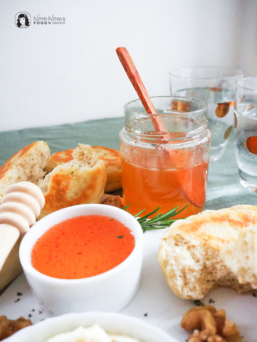 Festlich köstlich: Cremiger Whipped Feta-Rosmarin-Dip mit scharfem Honig (hot honey), Rosmarin und kandierten Walnüssen dazu Rosmarin-Pita-Brote aus der Pfanne