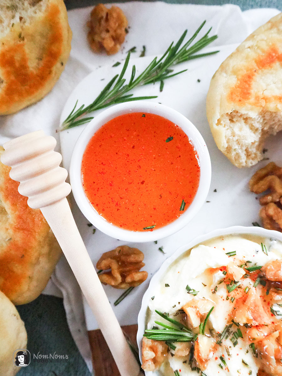 Festlich köstlich: Cremiger Whipped Feta-Rosmarin-Dip mit scharfem Honig (hot honey), Rosmarin und kandierten Walnüssen dazu Rosmarin-Pita-Brote aus der Pfanne