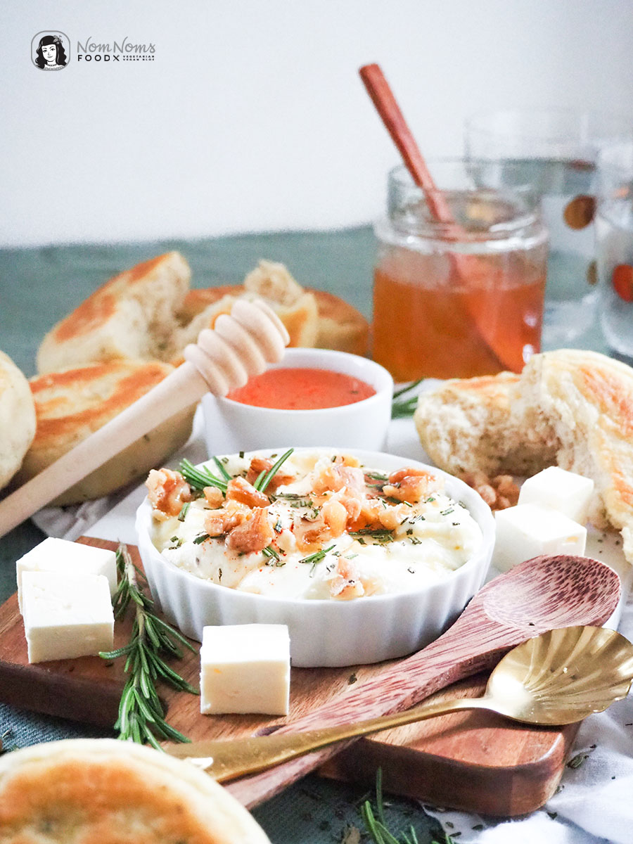 Festlich köstlich: Cremiger Whipped Feta-Rosmarin-Dip mit scharfem Honig (hot honey), Rosmarin und kandierten Walnüssen dazu Rosmarin-Pita-Brote aus der Pfanne
