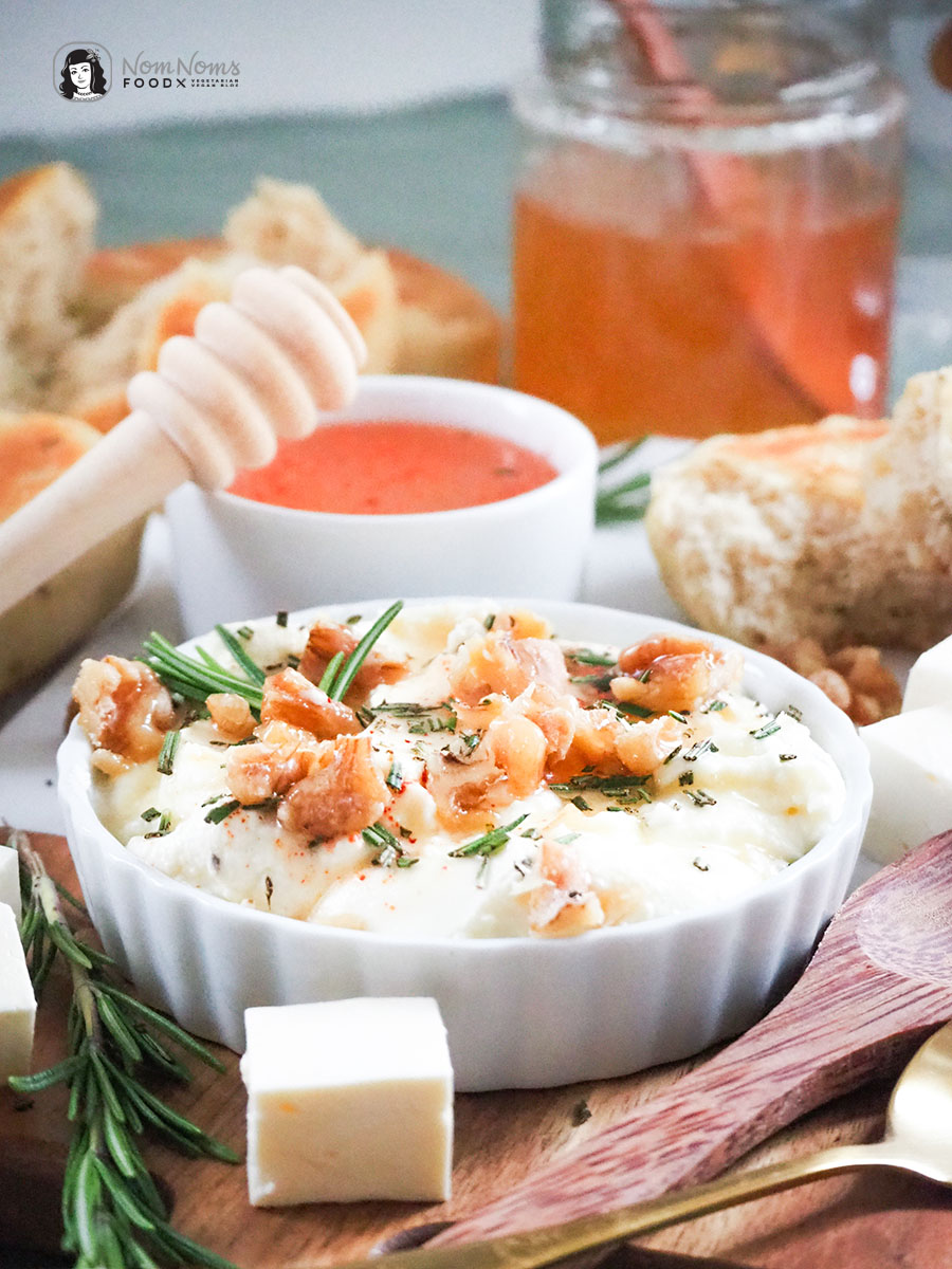 Festlich köstlich: Cremiger Whipped Feta-Rosmarin-Dip mit scharfem Honig (hot honey), Rosmarin und kandierten Walnüssen dazu Rosmarin-Pita-Brote aus der Pfanne