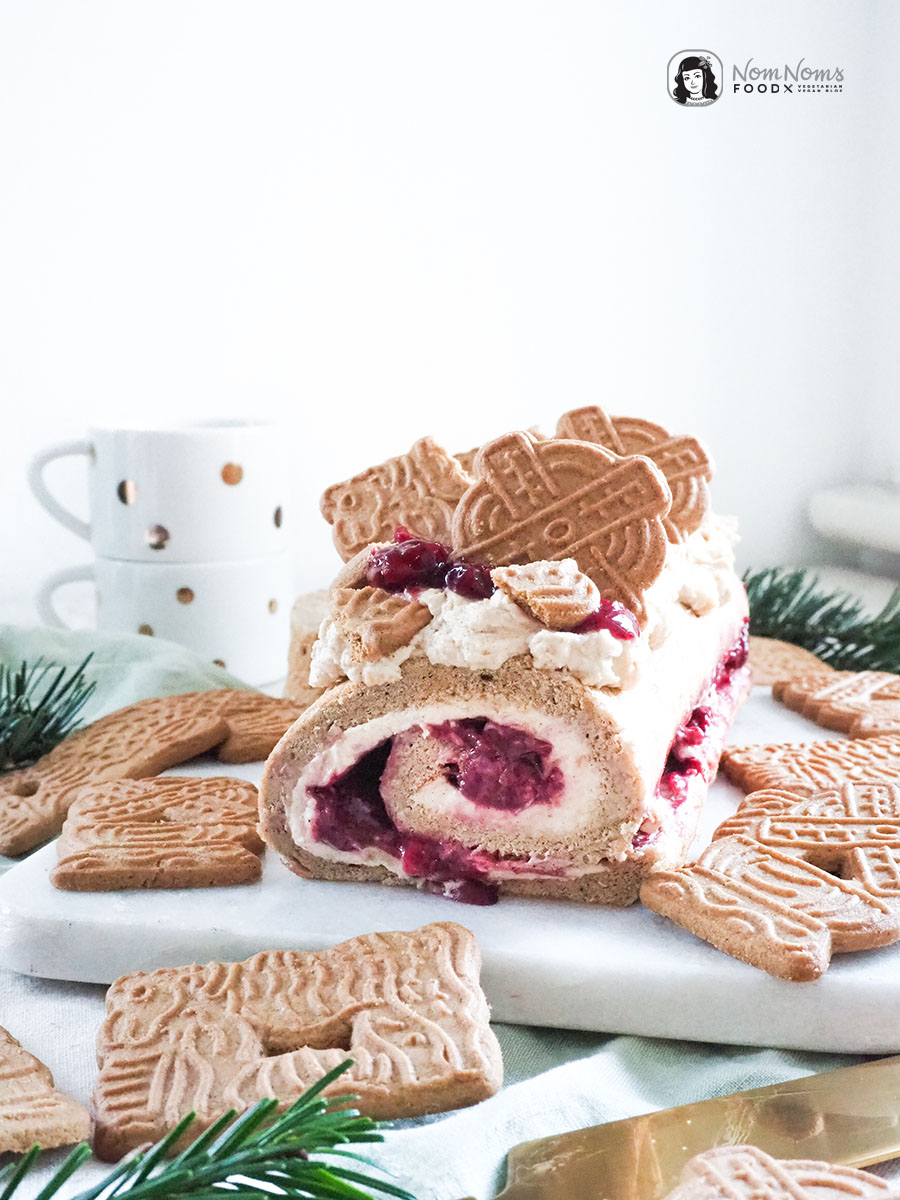 Weihnachtliche Spekulatius-Biskuitrolle mit Kirschen