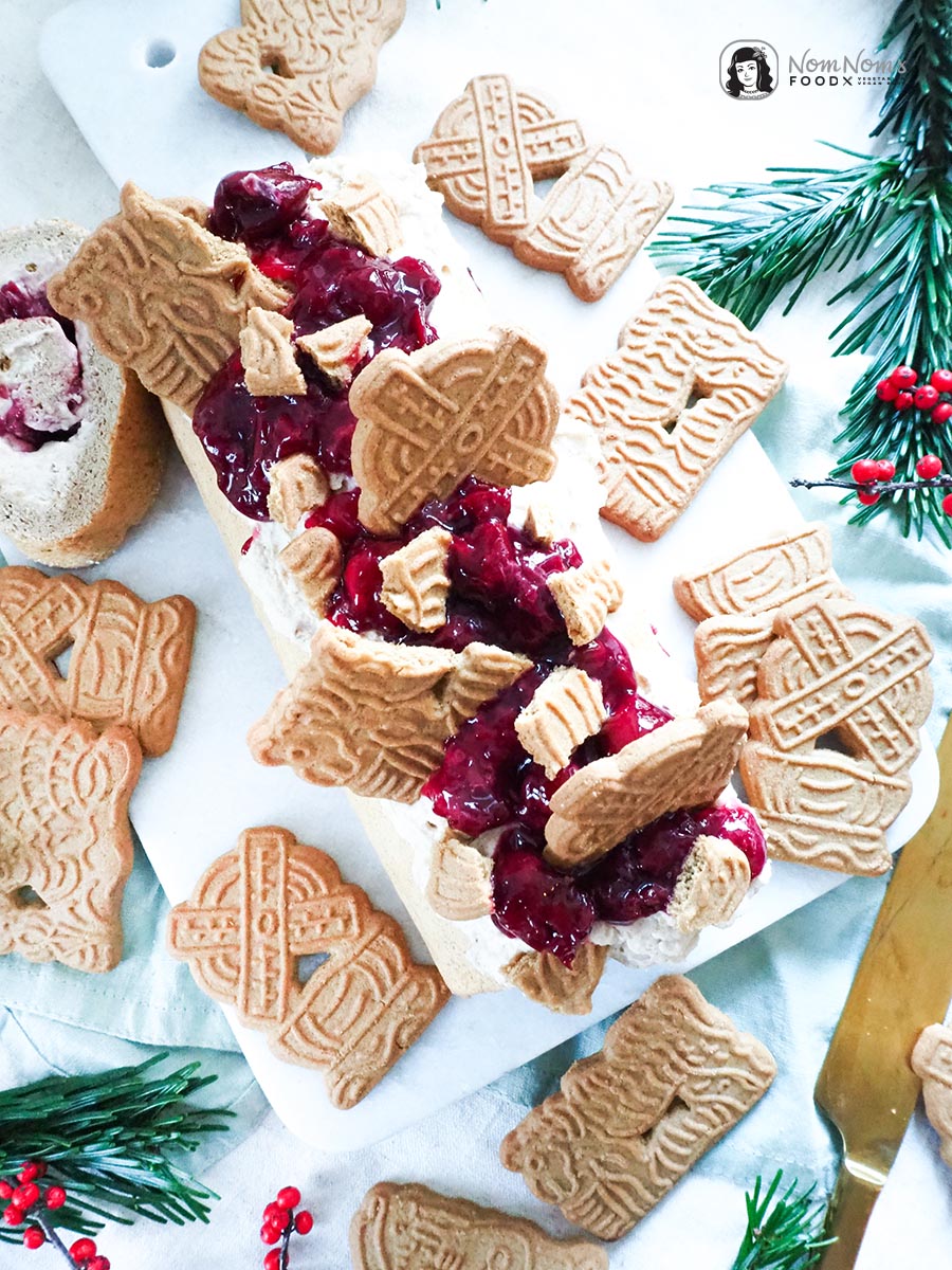Weihnachtliche Spekulatius-Biskuitrolle mit Kirschen