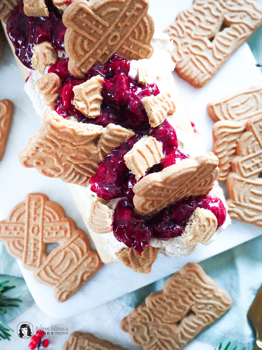 Weihnachtliche Spekulatius-Biskuitrolle mit Kirschen