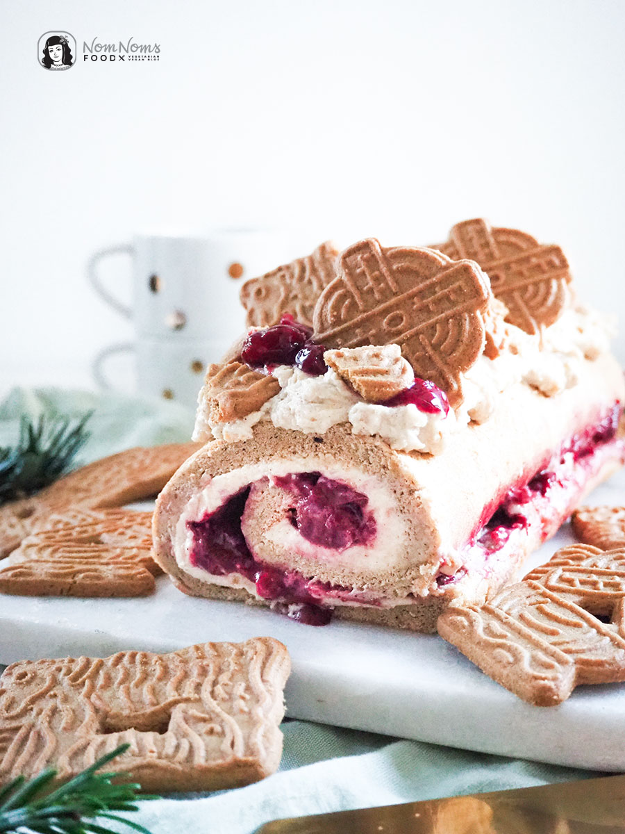 Weihnachtliche Spekulatius-Biskuitrolle mit Kirschen
