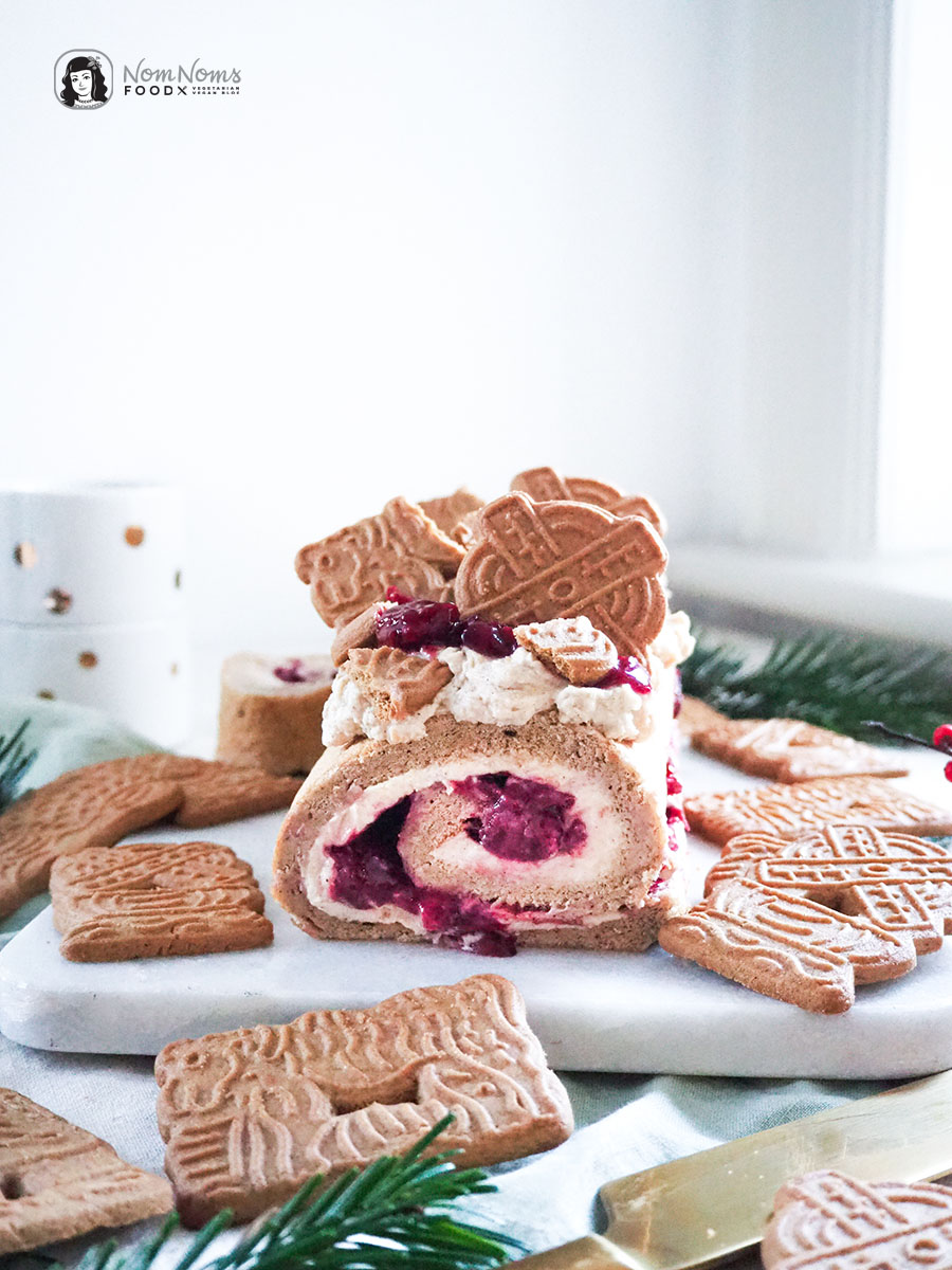 Weihnachtliche Spekulatius-Biskuitrolle mit Kirschen