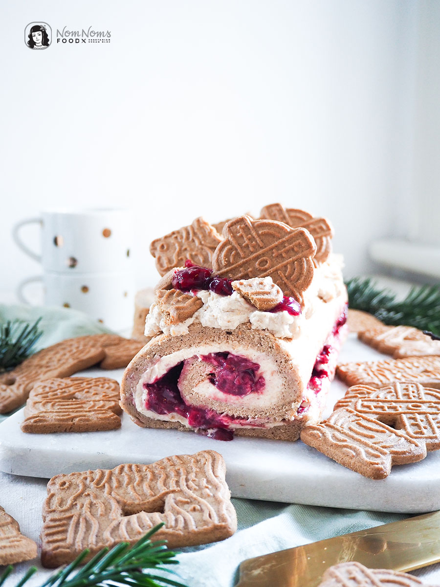 Weihnachtliche Spekulatius-Biskuitrolle mit Kirschen