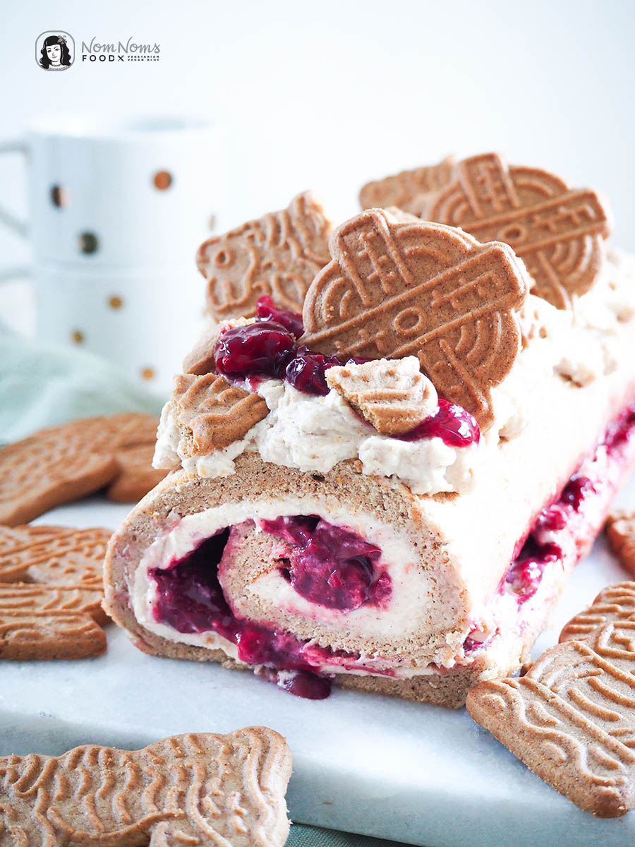 Weihnachtliche Spekulatius-Biskuitrolle mit Kirschen