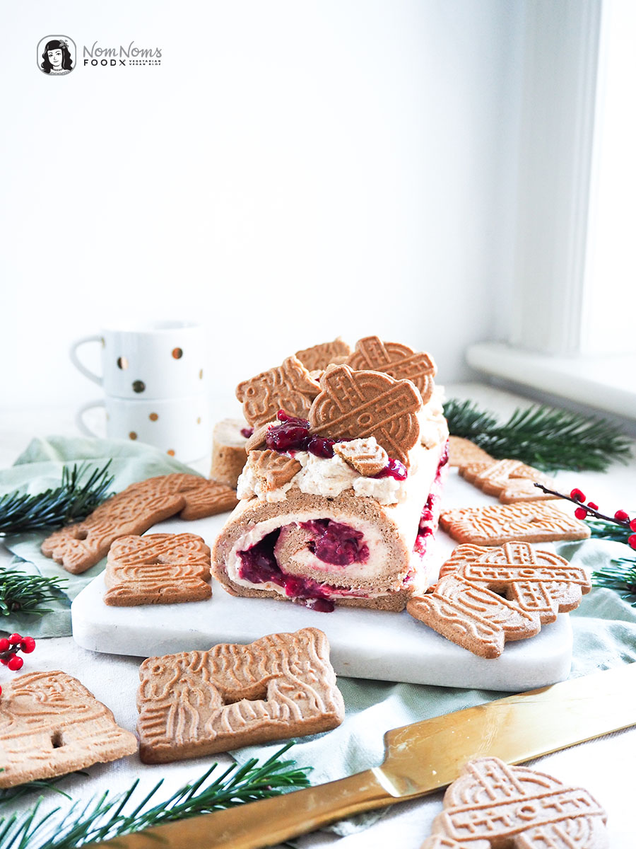 Weihnachtliche Spekulatius-Biskuitrolle mit Kirschen