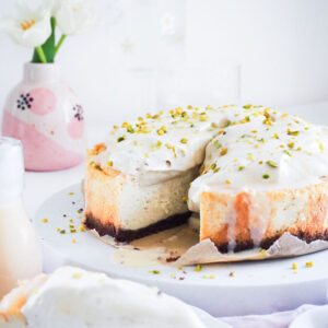 Cremiger Eierlikör-Cheesecake mit Pistazien-Sahne | Eierlikör Käsekuchen