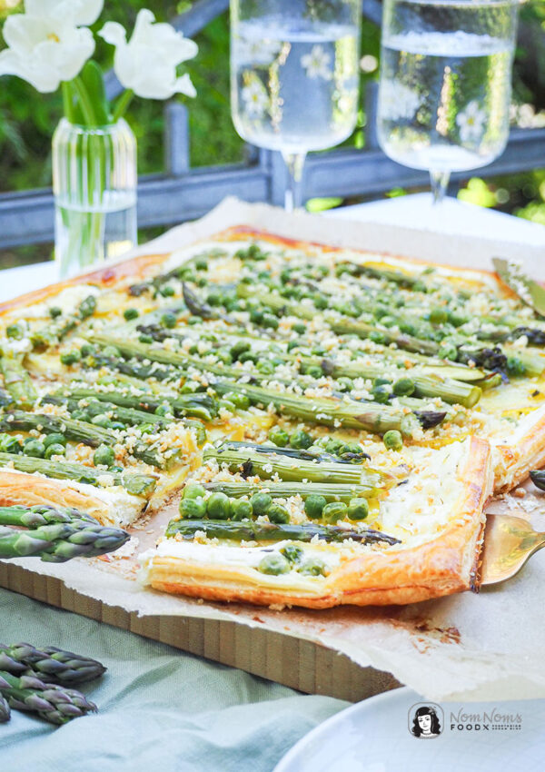 Grüner-Spargel-Tarte mit Kartoffeln, Erbsen, Ziegenfrischkäse und Panko-Knusper