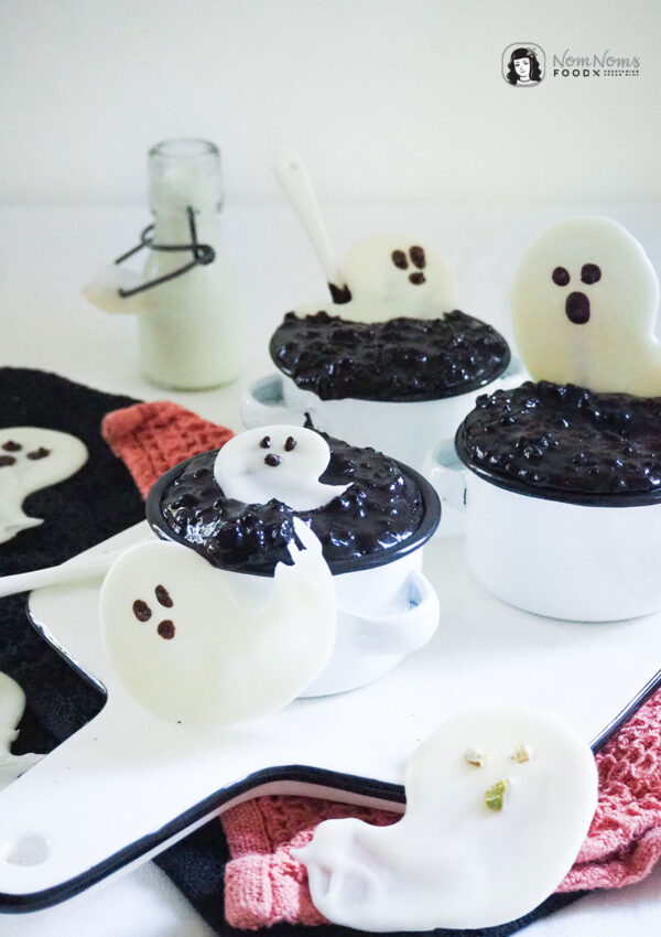 Schwarzer Schokoladen-Milchreis mit Schokoladen-Geistern für Halloween mit schwarzem Kakao