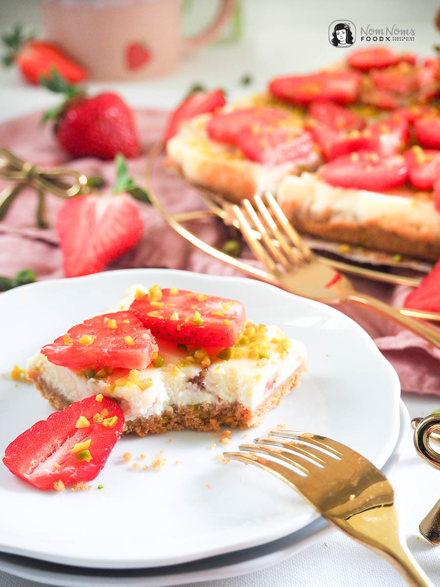 Erdbeer-Pistazien-Käsekuchen-Schnitte