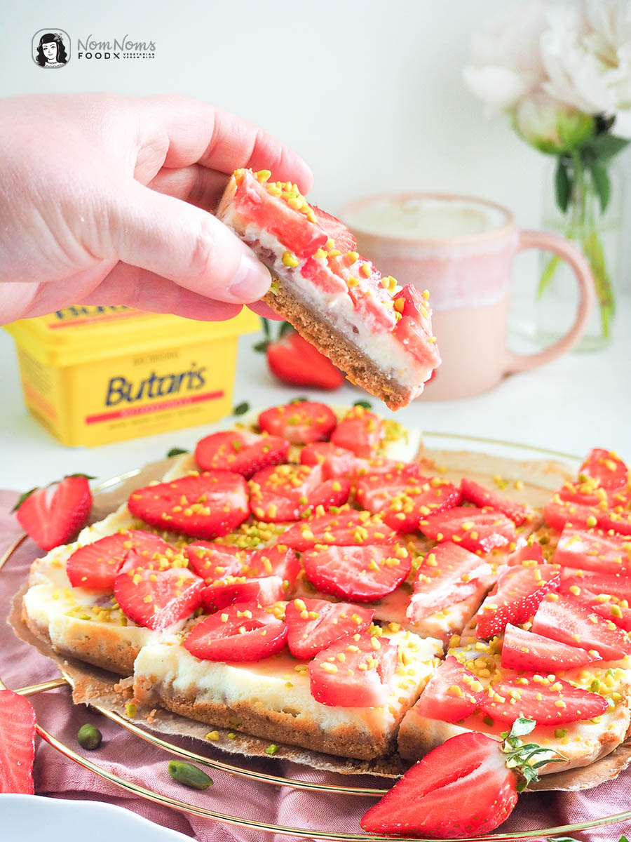 Erdbeer-Pistazien-Käsekuchen-Schnitte