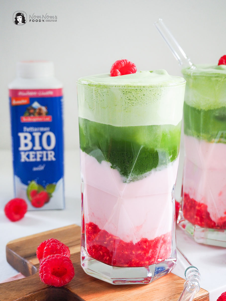 Matcha-Himbeer-Kefir-Mocktail mit Matcha Cloud
